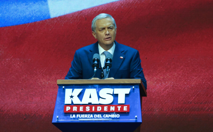 Gráfico mostra queda do PIB chileno e presidente Kast em coletiva sobre recessão técnica