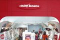 Logotipo da Chilli Beans sobre fundo de loja com óculos escuros expostos, símbolo da recuperação extrajudicial de R$ 340 milhões