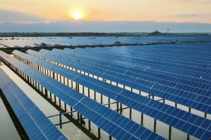 Painel solar chinês com silhueta de fábrica e seta de bloqueio simbolizando controle de exportação de tecnologia fotovoltaica