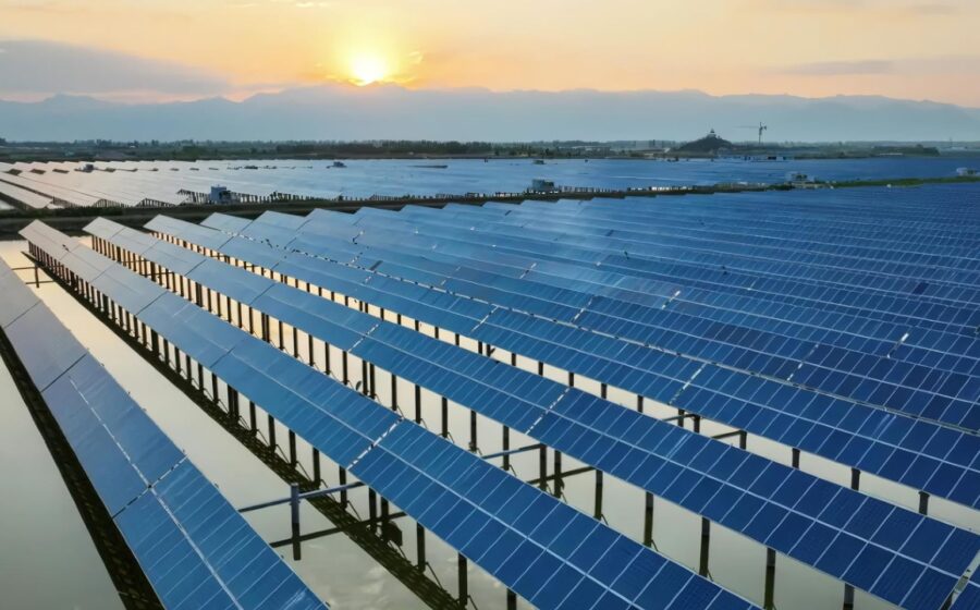 Painel solar chinês com silhueta de fábrica e seta de bloqueio simbolizando controle de exportação de tecnologia fotovoltaica