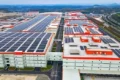 Gigafábrica de baterias chinesa no exterior com logos CATL e BYD, simbolizando expansão global de US$ 90 bi