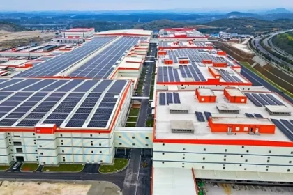 Gigafábrica de baterias chinesa no exterior com logos CATL e BYD, simbolizando expansão global de US$ 90 bi