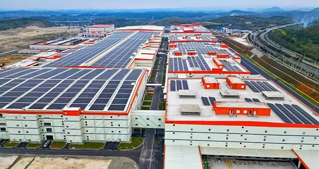 Gigafábrica de baterias chinesa no exterior com logos CATL e BYD, simbolizando expansão global de US$ 90 bi