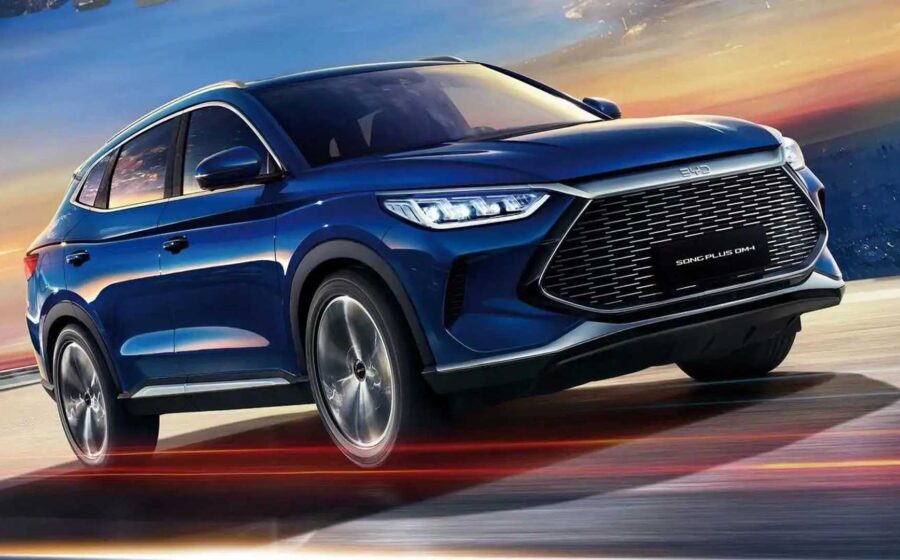 Fábrica automotiva chinesa com linha de montagem robotizada produzindo veículos em série, simbolizando 23 milhões de carros em 9 meses