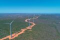 Turbinas eólicas no Brasil com logos de fabricantes chineses Goldwind, Envision e Ming Yang