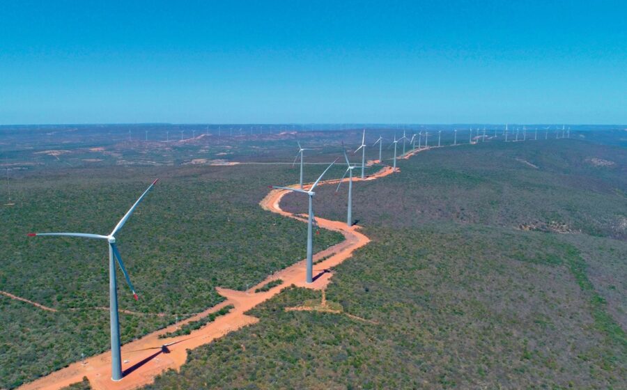 Turbinas eólicas no Brasil com logos de fabricantes chineses Goldwind, Envision e Ming Yang