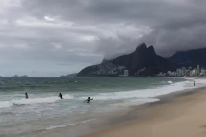 Eleitores enfrentando chuva forte e vento no Rio de Janeiro dia de votação segundo turno