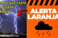 Céu escuro com chuva intensa sobre urna eletrônica e título de eleitor em São Paulo, alerta laranja Defesa Civil