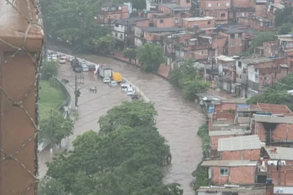 Equipe de resgate em área alagada no interior de São Paulo após chuvas intensas