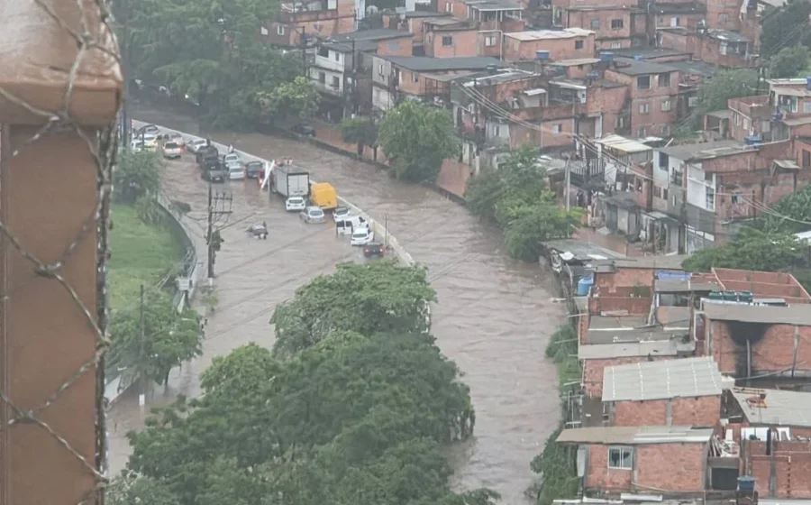 Equipe de resgate em área alagada no interior de São Paulo após chuvas intensas
