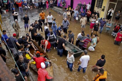 Eleitor vota sob chuva forte em seção eleitoral alagada no Brasil