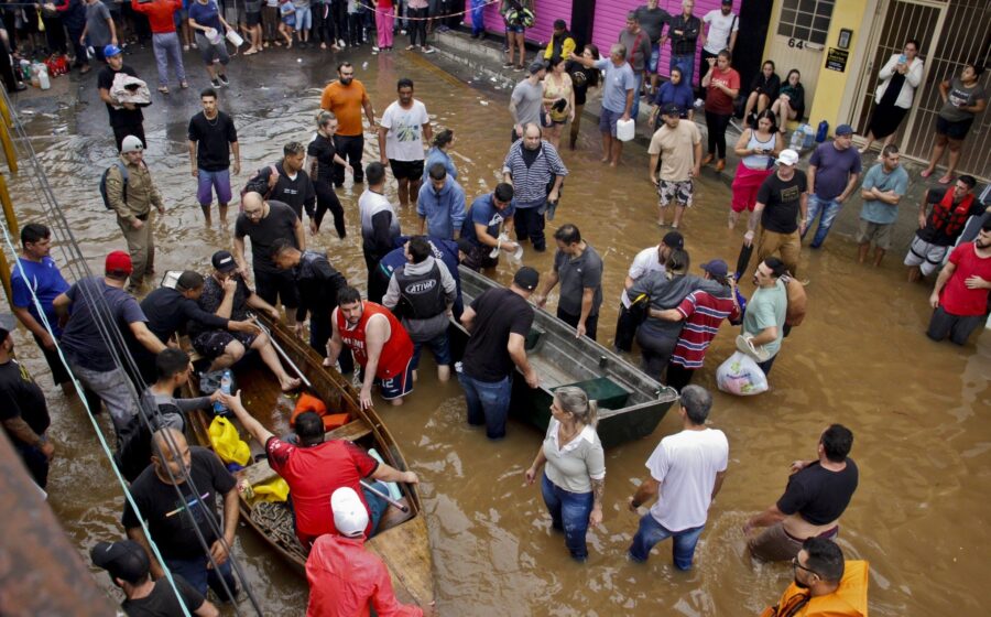Eleitor vota sob chuva forte em seção eleitoral alagada no Brasil