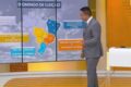 Eleitores enfrentando chuva forte para votar nas eleições brasileiras 2024