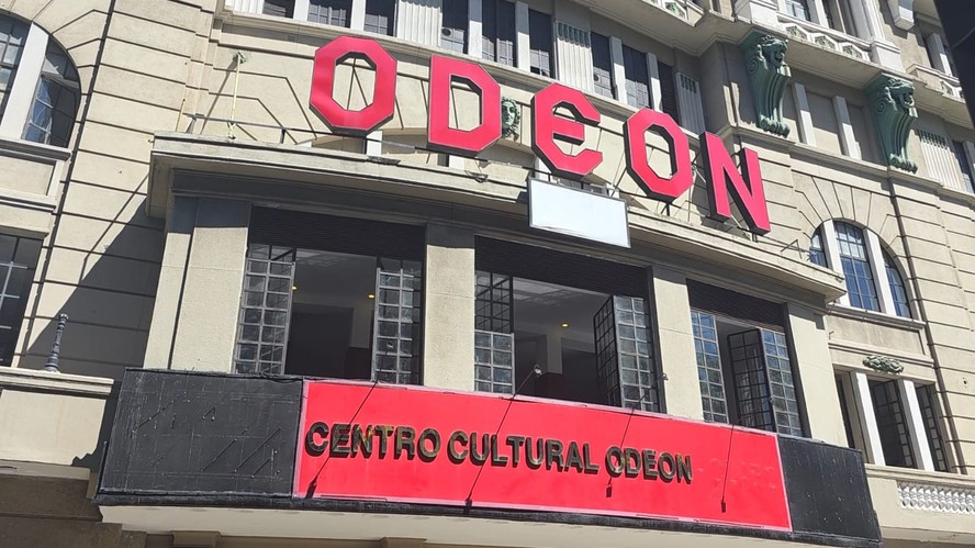Fachada histórica do Cine Odeon na Cinelândia, Rio de Janeiro, com letreiro luminoso aceso