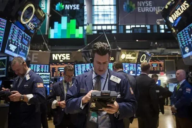 Analista jovem em escritório moderno de Wall Street olhando gráfico financeiro no monitor
