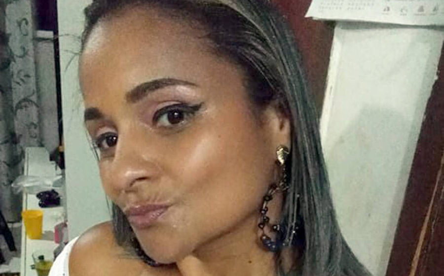 Fachada da Clínica Celita Toledo em Laranjeiras com fita de isolamento policial e viaturas na frente