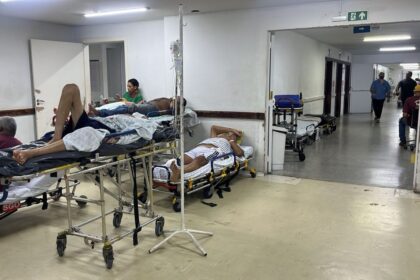 Fachada da Santa Casa de Campo Grande com símbolo médico e texto sobre crise anestesiologia 45 dias