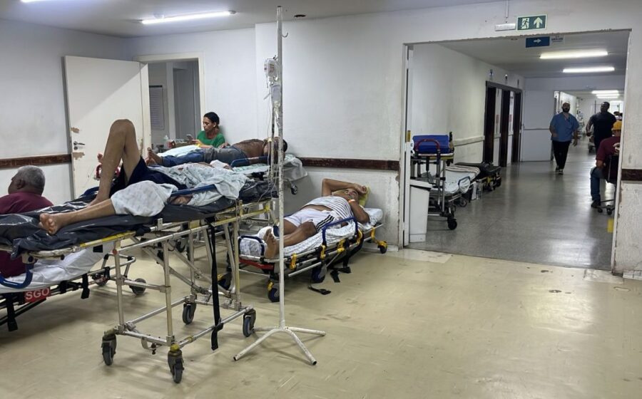 Fachada da Santa Casa de Campo Grande com símbolo médico e texto sobre crise anestesiologia 45 dias