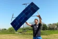 Dispositivo de fotossíntese artificial japonês convertendo luz solar, água e CO₂ em combustível líquido sem baterias