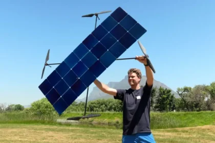 Dispositivo de fotossíntese artificial japonês convertendo luz solar, água e CO₂ em combustível líquido sem baterias