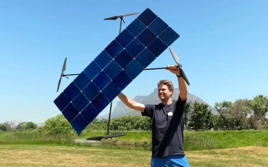 Dispositivo de fotossíntese artificial japonês convertendo luz solar, água e CO₂ em combustível líquido sem baterias