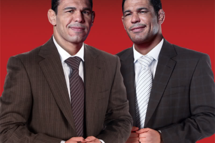 Irmãos Nogueira, Rodrigo e Rogério, em pose executiva na academia Team Nogueira