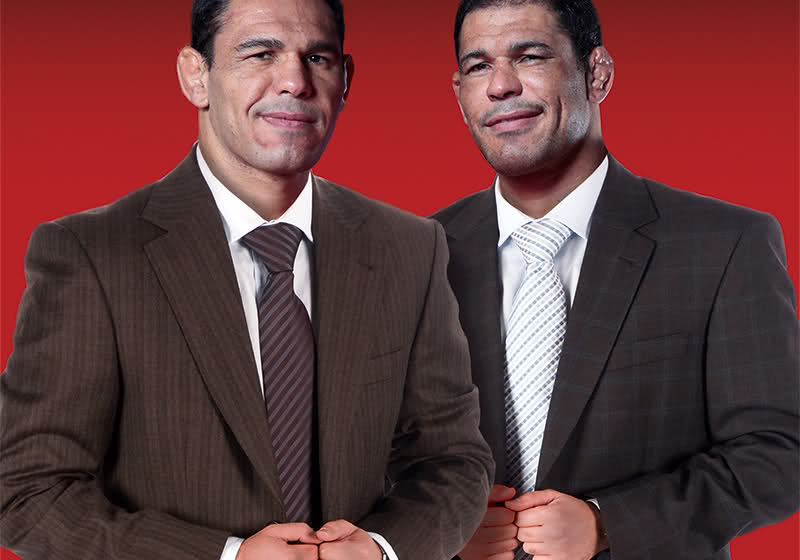 Irmãos Nogueira, Rodrigo e Rogério, em pose executiva na academia Team Nogueira