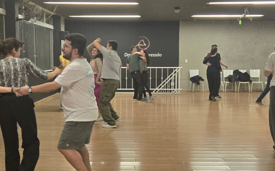 Ana Maria Diniz em estúdio de dança inovador: aulas caseiras viram negócio milionário com tecnologia e experiência presencial