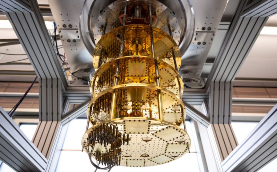 Computador quântico IBM com geladeira de diluição para resfriar qubits supercondutores