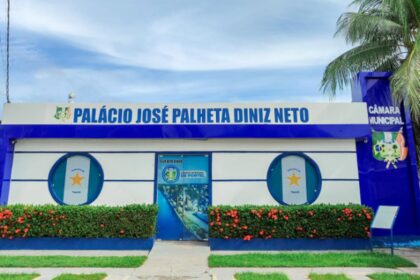 Prédio da Câmara Municipal de Portel no Marajó com detalhes do concurso 27 vagas salários até R$4,7 mil jornada 30h