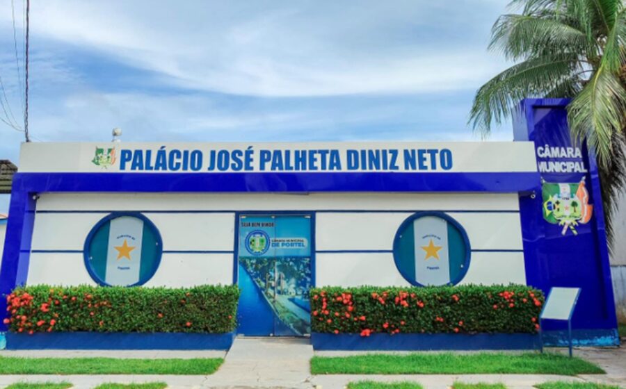 Prédio da Câmara Municipal de Portel no Marajó com detalhes do concurso 27 vagas salários até R$4,7 mil jornada 30h