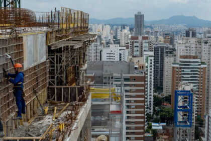 Gráfico de ações de construtoras brasileiras mostra disparidade entre alta/média renda e programas habitacionais