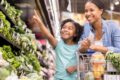 Consumidores em supermercado brasileiro com carrinhos de compras, ilustração de alta no consumo