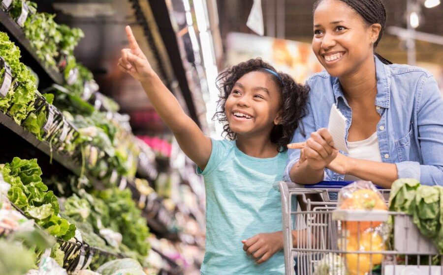 Consumidores em supermercado brasileiro com carrinhos de compras, ilustração de alta no consumo