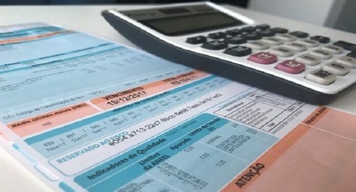 Conta de energia elétrica com destaque para valores de encargos CDE Aneel 2026