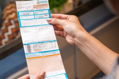 Medidor de energia elétrica residencial com display digital mostrando consumo em kWh