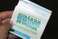 Medidor de energia elétrica com bandeira tarifária verde indicando conta sem taxa extra em novembro
