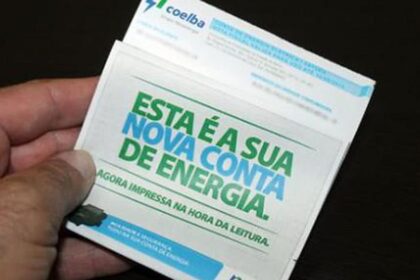 Bandeira tarifária verde sobre conta de luz residencial indicando isenção de taxa extra em novembro