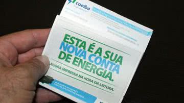 Medidor de energia elétrica residencial com bandeira verde indicando conta de luz sem taxa extra em novembro