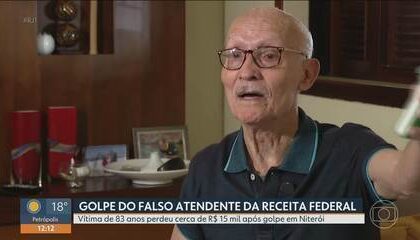Idoso usando celular em site falso de carteira de pesca amadora golpista