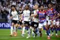Escudo do Corinthians com documentos judiciais e carimbo de urgência sobre fundo de tribunal