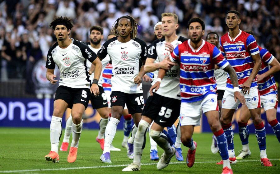 Escudo do Corinthians com documentos judiciais e carimbo de urgência sobre fundo de tribunal