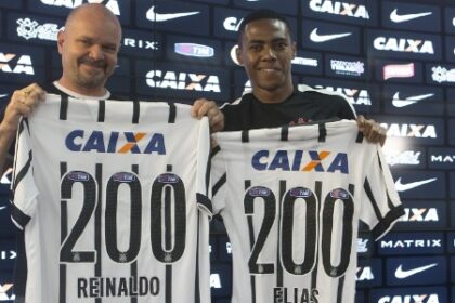Jogadores do Corinthians com patrocínio Jota na camisa em partida contra Internacional no Beira-Rio pelo Brasileirão