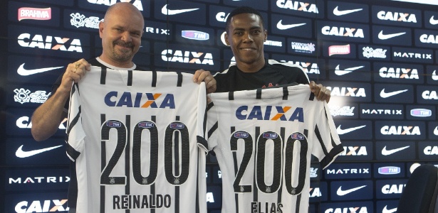 Jogadores do Corinthians com patrocínio Jota na camisa em partida contra Internacional no Beira-Rio pelo Brasileirão