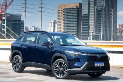 Toyota Corolla híbrido 2024 exposto em concessionária no Brasil, estoque normalizado
