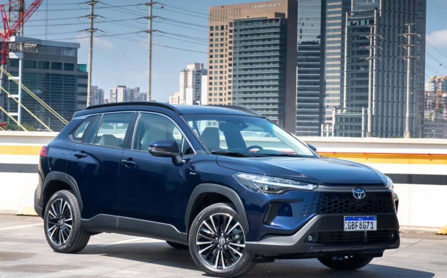 Toyota Corolla híbrido 2024 exposto em concessionária no Brasil, estoque normalizado