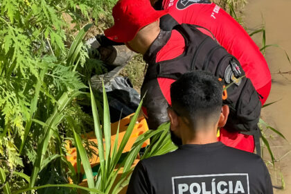 Equipes do Corpo de Bombeiros e perícia na RJ-141 em Vargem Alegre, Barra do Piraí, onde corpo foi encontrado às margens da rodovia