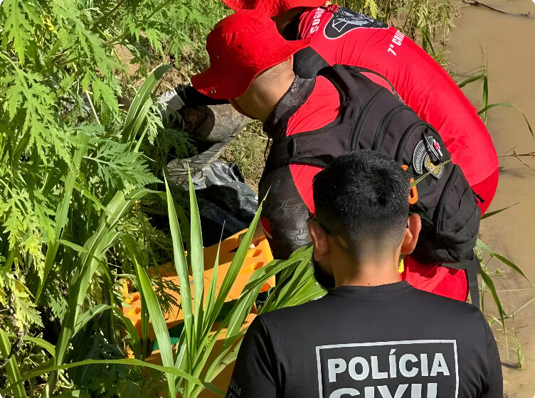 Equipes do Corpo de Bombeiros e perícia na RJ-141 em Vargem Alegre, Barra do Piraí, onde corpo foi encontrado às margens da rodovia