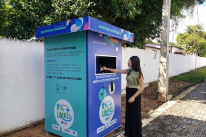 Pessoa entregando caixa com eletrônicos usados em agência dos Correios para coleta de lixo eletrônico