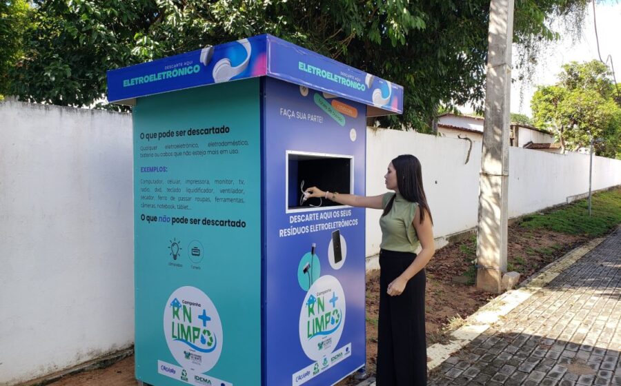 Pessoa entregando caixa com eletrônicos usados em agência dos Correios para coleta de lixo eletrônico
